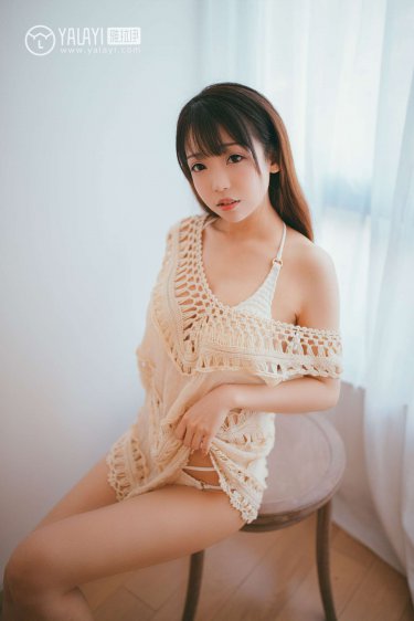 在车内揉搓她的双乳